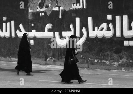 Isfahan,Iran - Februar 13,2008 :Frauen im Iran müssen die Burka tragen.im Iran, Frauen in der Regel Kleider in schwarz.Iran Frauen müssen Burka Touristen tragen Stockfoto