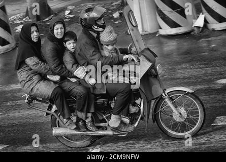 Teheran, Iran - Februar 11,2008 : die Familie benutzt ein Motorrad.der Verkehr ist ein großes Problem in Teheran.Es gibt etwa 15 Millionen Menschen in Teheran. Stockfoto