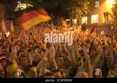 Fans bei der öffentlichen Betrachtung biem Fußballspiel Deutschland gegen Polen bei der Weltmeisterschaft 2006 Stockfoto