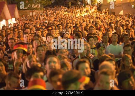 Fans bei der öffentlichen Betrachtung biem Fußballspiel Deutschland gegen Polen bei der Weltmeisterschaft 2006 Stockfoto