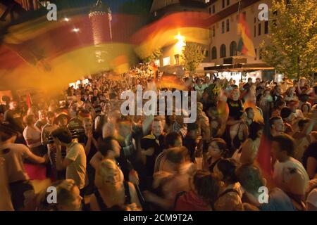 Fans bei der öffentlichen Betrachtung biem Fußballspiel Deutschland gegen Polen bei der Weltmeisterschaft 2006 Stockfoto