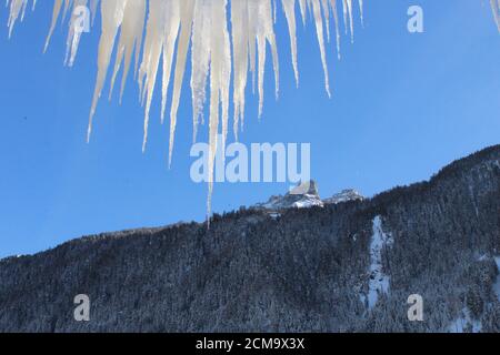 Eiszapfen vor der alpinen Landschaft des Stubaitals, Tirol, Österreich Stockfoto