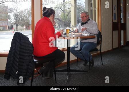 BALLARAT, VICTORIA, AUSTRALIEN September 17 2020- Coronavirus-Einschränkungen Genießen Sie eine Mahlzeit und einen Drink im Park Hotel in Ballarat, während das regionale Victoria die Beschränkungen des dritten Schrittes verringert und es ermöglicht, die Veranstaltungsorte am 17. September 2020 in Ballarat, Australien, wieder zu eröffnen.Bildcredit: brett keating/Alamy Live News Stockfoto