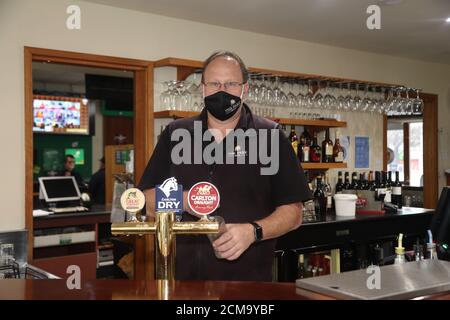 BALLARAT, VICTORIA, AUSTRALIEN September 17 2020 – Coronavirus-Einschränkungen in der Region Victoria. Jason Yean Publicist des Park Hotels in Ballarat bedient Gäste, da die regionale Victoria die Beschränkungen für den dritten Schritt aufgibt und die Wiedereröffnung am 17. September 2020 in Ballarat, Australien, ermöglicht - Bildquelle: brett keating/Alamy Live News Stockfoto