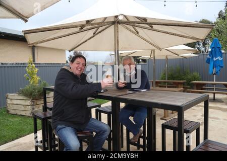 BALLARAT, VICTORIA, AUSTRALIEN September 17 2020- Coronavirus-Einschränkungen Genießen Sie eine Mahlzeit und einen Drink im Park Hotel in Ballarat, während das regionale Victoria die Beschränkungen des dritten Schrittes verringert und es ermöglicht, die Veranstaltungsorte am 17. September 2020 in Ballarat, Australien, wieder zu eröffnen.Bildcredit: brett keating/Alamy Live News Stockfoto