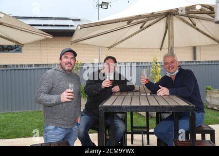 BALLARAT, VICTORIA, AUSTRALIEN September 17 2020- Coronavirus-Einschränkungen Genießen Sie eine Mahlzeit und einen Drink im Park Hotel in Ballarat, während das regionale Victoria die Beschränkungen des dritten Schrittes verringert und es ermöglicht, die Veranstaltungsorte am 17. September 2020 in Ballarat, Australien, wieder zu eröffnen.Bildcredit: brett keating/Alamy Live News Stockfoto