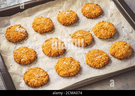 Glutenfreie Hirsekeks mit Kokosflocken. Stockfoto