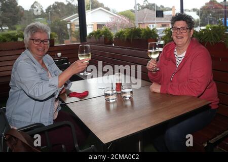 BALLARAT, VICTORIA, AUSTRALIEN September 17 2020 – Coronavirus-Einschränkungen in der Region Victoria. Gönner im Red Lion Hotel in Ballarat genießen eine Mahlzeit, während die regionale Victoria Einschränkungen für den dritten Schritt erleichtert und es ermöglicht, Veranstaltungsorte am 17. September 2020 in Ballarat, Australien, wieder zu öffnen - Bildquelle: brett keating/Alamy Live News Stockfoto