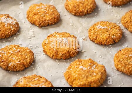 Glutenfreie Hirsekeks mit Kokosflocken. Stockfoto