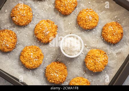 Glutenfreie Hirsekeks mit Kokosflocken. Stockfoto
