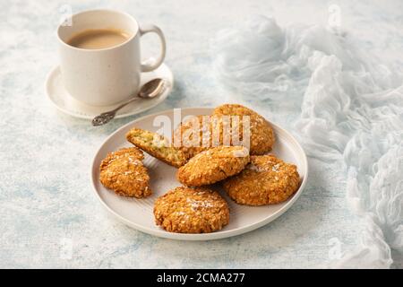 Glutenfreie Hirsekeks mit Kokosflocken. Stockfoto