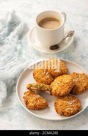 Glutenfreie Hirsekeks mit Kokosflocken. Stockfoto