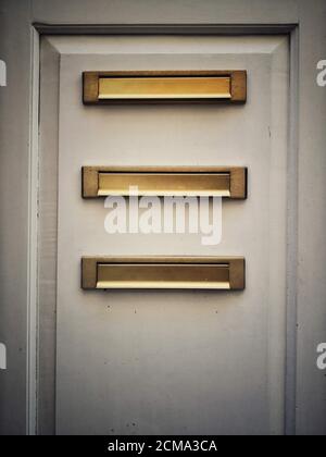 Vintage-aussehende Briefkasten an einer Wand. Stockfoto