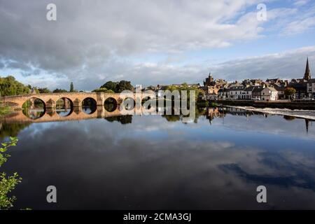 Dumfries am Fluss Nith in der Nähe der Caul und Burns Zentrum mit Blick auf die Old Bridge oder Devorvilla's Bridge und Gegenüber zu den Geschäften auf den Whitesands Stockfoto