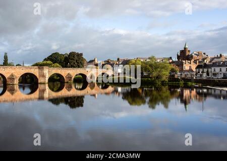 Dumfries am Fluss Nith in der Nähe der Caul und Burns Zentrum mit Blick auf die Old Bridge oder Devorvilla's Bridge und Gegenüber zu den Geschäften auf den Whitesands Stockfoto