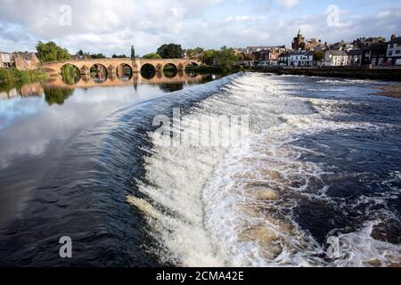 Dumfries am Fluss Nith in der Nähe der Caul und Burns Zentrum mit Blick auf die Old Bridge oder Devorvilla's Bridge und Gegenüber zu den Geschäften auf den Whitesands Stockfoto