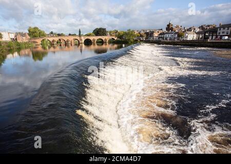 Dumfries am Fluss Nith in der Nähe der Caul und Burns Zentrum mit Blick auf die Old Bridge oder Devorvilla's Bridge und Gegenüber zu den Geschäften auf den Whitesands Stockfoto