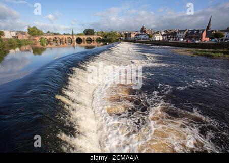 Dumfries am Fluss Nith in der Nähe der Caul und Burns Zentrum mit Blick auf die Old Bridge oder Devorvilla's Bridge und Gegenüber zu den Geschäften auf den Whitesands Stockfoto