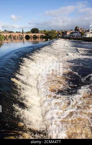 Dumfries am Fluss Nith in der Nähe der Caul und Burns Zentrum mit Blick auf die Old Bridge oder Devorvilla's Bridge und Gegenüber zu den Geschäften auf den Whitesands Stockfoto