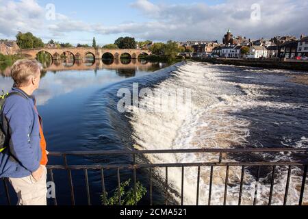 Dumfries am Fluss Nith in der Nähe der Caul und Burns Zentrum mit Blick auf die Old Bridge oder Devorvilla's Bridge und Gegenüber zu den Geschäften auf den Whitesands Stockfoto