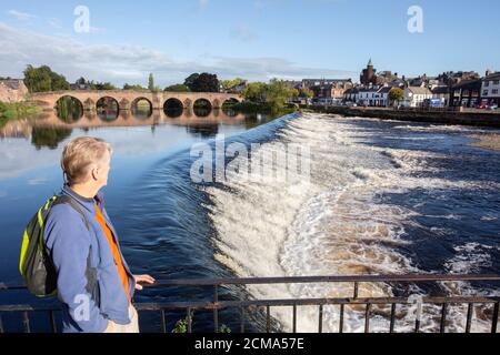 Dumfries am Fluss Nith in der Nähe der Caul und Burns Zentrum mit Blick auf die Old Bridge oder Devorvilla's Bridge und Gegenüber zu den Geschäften auf den Whitesands Stockfoto