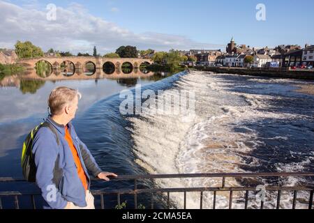 Dumfries am Fluss Nith in der Nähe der Caul und Burns Zentrum mit Blick auf die Old Bridge oder Devorvilla's Bridge und Gegenüber zu den Geschäften auf den Whitesands Stockfoto