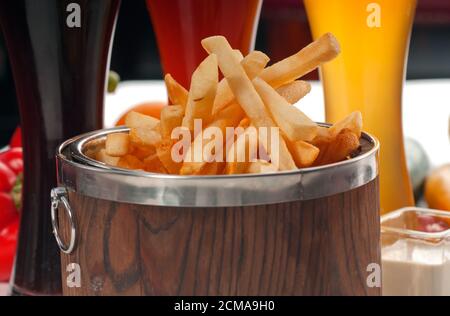 frische Pommes Frites auf einem Eimer Stockfoto