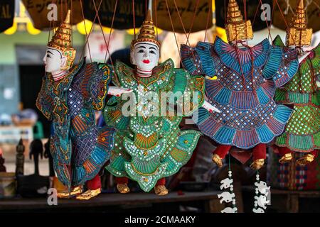 Traditionelle Handwerks-Marionetten werden auf einem Markt in Mandalay, Myanmar, dem ehemaligen Burma, verkauft Stockfoto