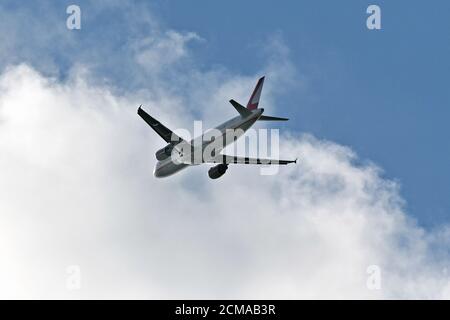 Flugzeug der österreichischen Airline Lauda Air nach dem Start vom Flughafen Düsseldorf, Nordrhein-Westfalen, Deutschland Stockfoto