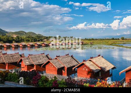 Schwimmende Holzhäuser am Inle Lake in Shan, Myanmar, dem ehemaligen Birma in Asien Stockfoto