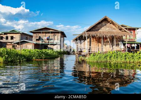 Schwimmende Holzhäuser am Inle Lake in Shan, Myanmar, dem ehemaligen Birma in Asien Stockfoto