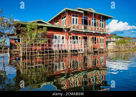 Schwimmende Holzhäuser am Inle Lake in Shan, Myanmar, dem ehemaligen Birma in Asien Stockfoto