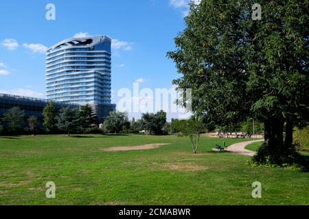 Wohnhochhaus RKM 740, Rheinkilometer 740, vom Berliner Architekturbüro J. Mayer H. im Düsseldorfer Stadtteil Heerdt. Stockfoto