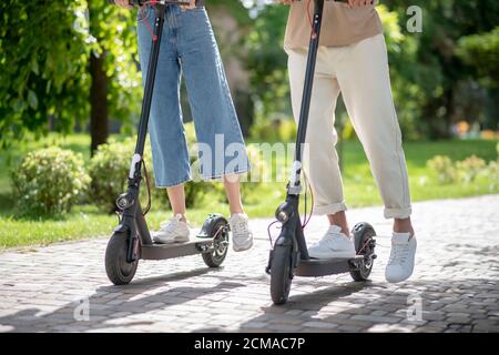Nahaufnahme Bild von zwei Personen, die Roller fahren Stockfoto