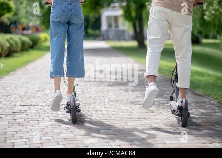 Nahaufnahme eines Paares, das Roller fährt Stockfoto