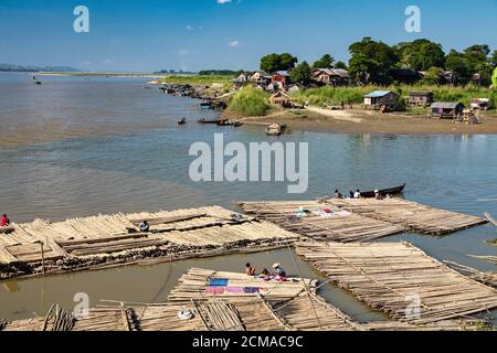 Schwimmendes Bambusdorf am Irrawaddy Fluss in Mandalay, Myanmar Stockfoto