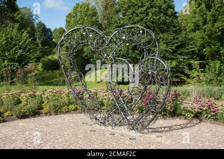 Stadt Smiltene, Lettland.Eiserne Herzen und ein grüner Park ringsum.13.09.2020 Stockfoto