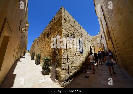 Spaziergang durch die schönen Straßen von Victoria, Gozo, Malta. Stockfoto