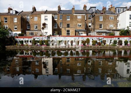 Commnal Gardens hinter Hormead Road mit Blick auf den Grand Union Canal, Kensal Town, London, Großbritannien Stockfoto