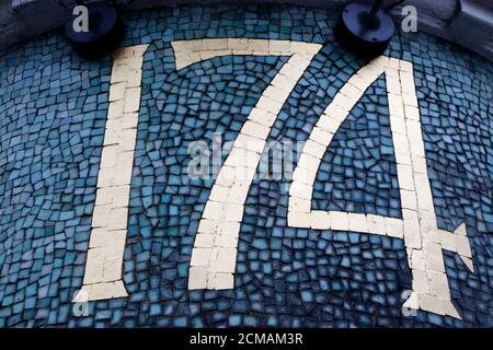 Mosaikdetails und Nummern im Blackfriar Pub, Queen Victoria Street, Blackfriars Stockfoto