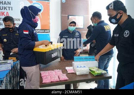 Makassar, Indonesien. September 2020. Forensische Laborbeamte der Polizei von Sulawesi untersuchen während einer Pressekonferenz die Beweise von Tausenden von Ecstasy-Pillen von mutmaßlichen Betäubungsmittelhändlern auf die Offenlegung und Vernichtung von Tausenden von Ecstasy-Pillen durch die Nationale Betäubungsmittelbehörde der Provinz Süd-Sulawesi. (Foto: Herwin Bahar/Pacific Press) Quelle: Pacific Press Media Production Corp./Alamy Live News Stockfoto