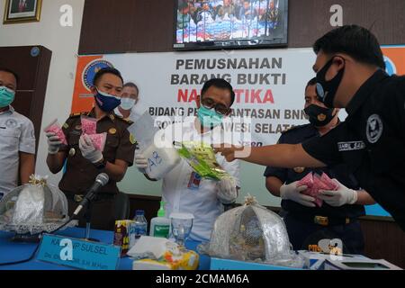 Makassar, Indonesien. September 2020. Der Leiter der Nationalen Betäubungsmittelbehörde der Provinz Süd-Sulawesi, der Polizeibrigadier Idris Kadir, zeigte Tausende von Beweisen, die seine Beamten zu sichern vermochten. Die Beweise werden in dem Ofen, der zur Verfügung gestellt wurde, zerstört. (Foto: Herwin Bahar/Pacific Press) Quelle: Pacific Press Media Production Corp./Alamy Live News Stockfoto