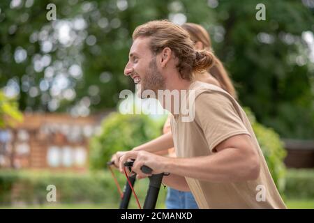 Zwei junge Leute genießen den Roller Reiten Stockfoto