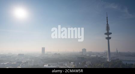 Blick von oben auf die Hamburger Innenstadt an einem nebligen Tag. Stockfoto