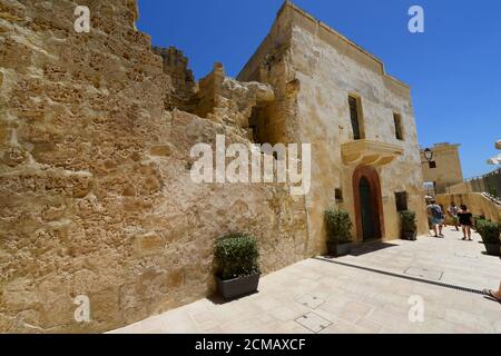 Spaziergang durch die schönen Straßen von Victoria, Gozo, Malta. Stockfoto