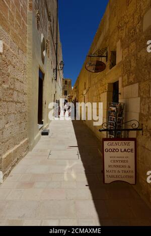 Spaziergang durch die schönen Straßen von Victoria, Gozo, Malta. Stockfoto