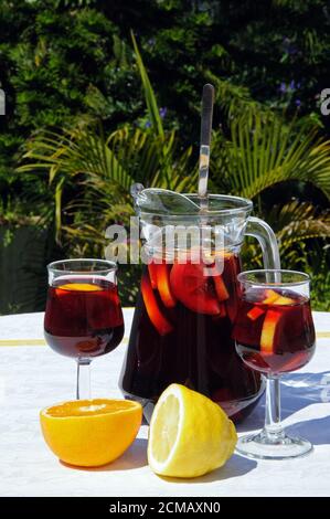 Jug (Jarra) und Gläser frisch zubereiteter spanischer Sangria, Costa del Sol, Provinz Málaga, Andalusien, Spanien, Europa. Stockfoto