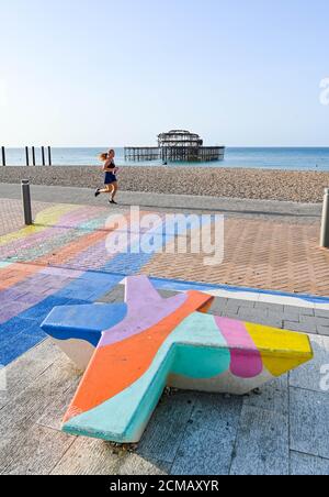 Brighton UK 17. September 2020 - ein Läufer am frühen Morgen genießt einen schönen sonnigen Morgen entlang der Küste von Brighton am West Pier, während das warme Wetter im Südosten von Großbritannien weitergeht : Credit Simon Dack / Alamy Live News Stockfoto