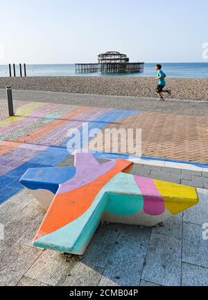 Brighton UK 17. September 2020 - ein Läufer am frühen Morgen genießt einen schönen sonnigen Morgen entlang der Küste von Brighton am West Pier, während das warme Wetter im Südosten von Großbritannien weitergeht : Credit Simon Dack / Alamy Live News Stockfoto