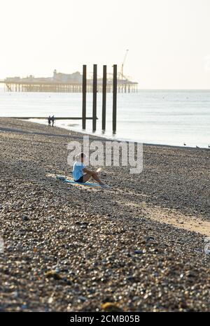 Brighton UK 17. September 2020 - EIN schöner sonniger Morgen am Brighton Strand und am Meer, während das warme Wetter im Südosten des Vereinigten Königreichs weitergeht : Credit Simon Dack / Alamy Live News Stockfoto